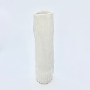 textured white vase (M)